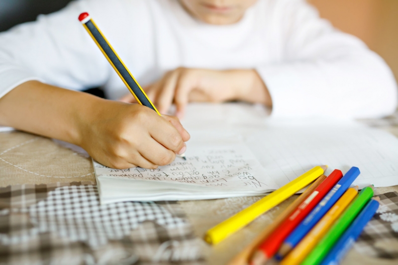 Ученые объяснили, почему детям важно учиться писать от руки