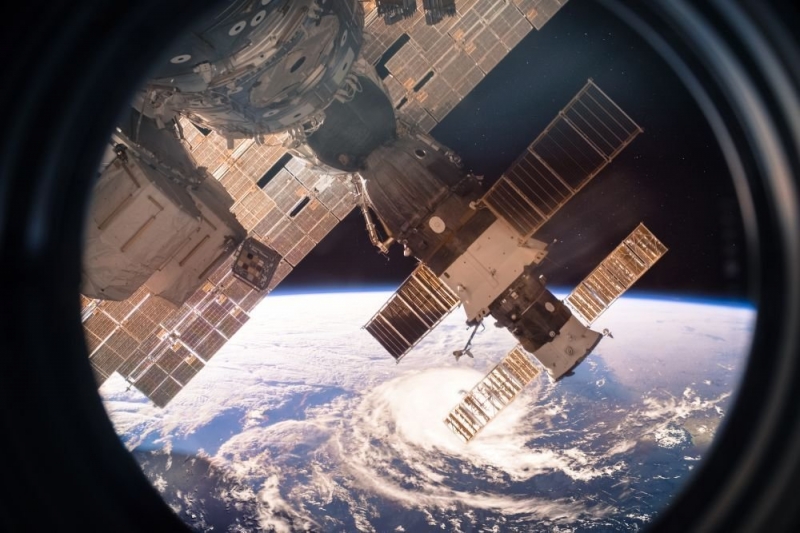 Высоту орбиты МКС скорректируют перед пересменкой экипажа