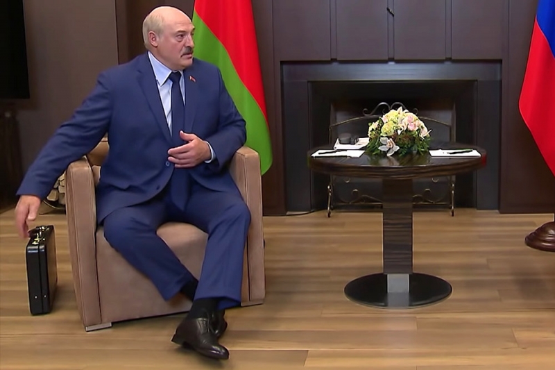 Лукашенко рассказал о содержимом чемодана на встрече с Путиным