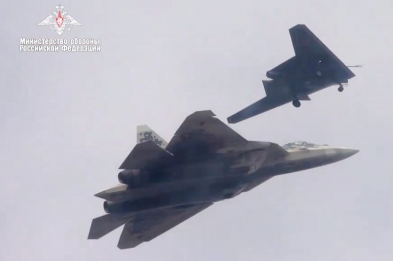 Су-57 сможет управлять четырьмя дронами "Охотник"